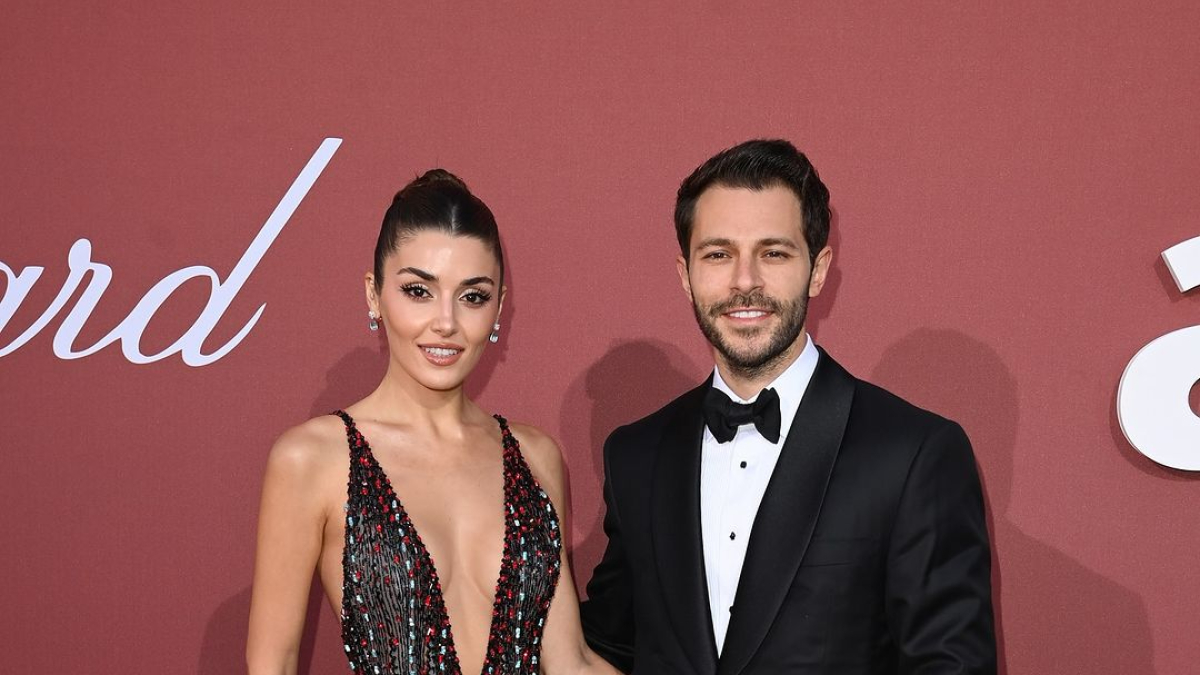 
        Hande Erçel y Hakan Sabanci ya no ocultan su amor: las fotos más románticas de la pareja en Cannes
    