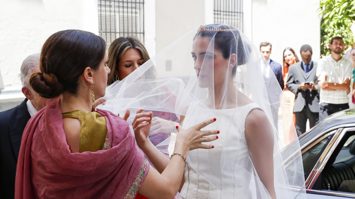 
        Las invitadas +50 confían en las alpargatas y las bailarinas en la boda más comentada de Sevilla
    