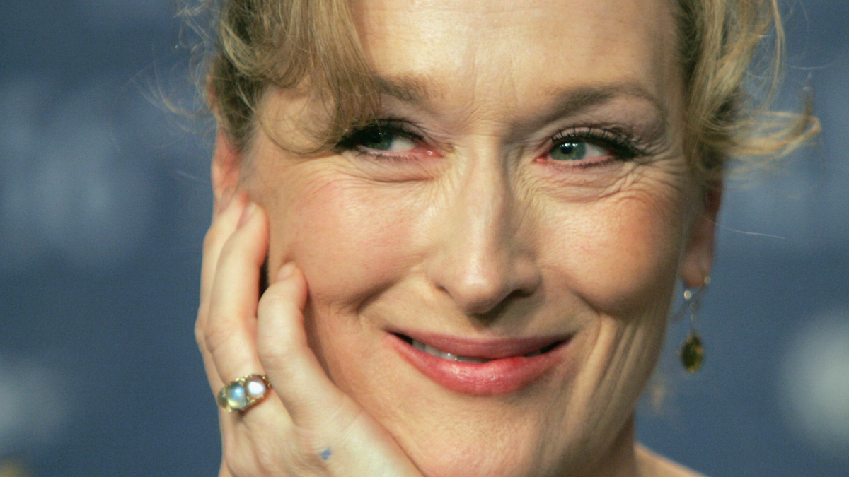 
        Meryl Streep cumple 75 años y estos son algunos de sus looks más icónicos
    