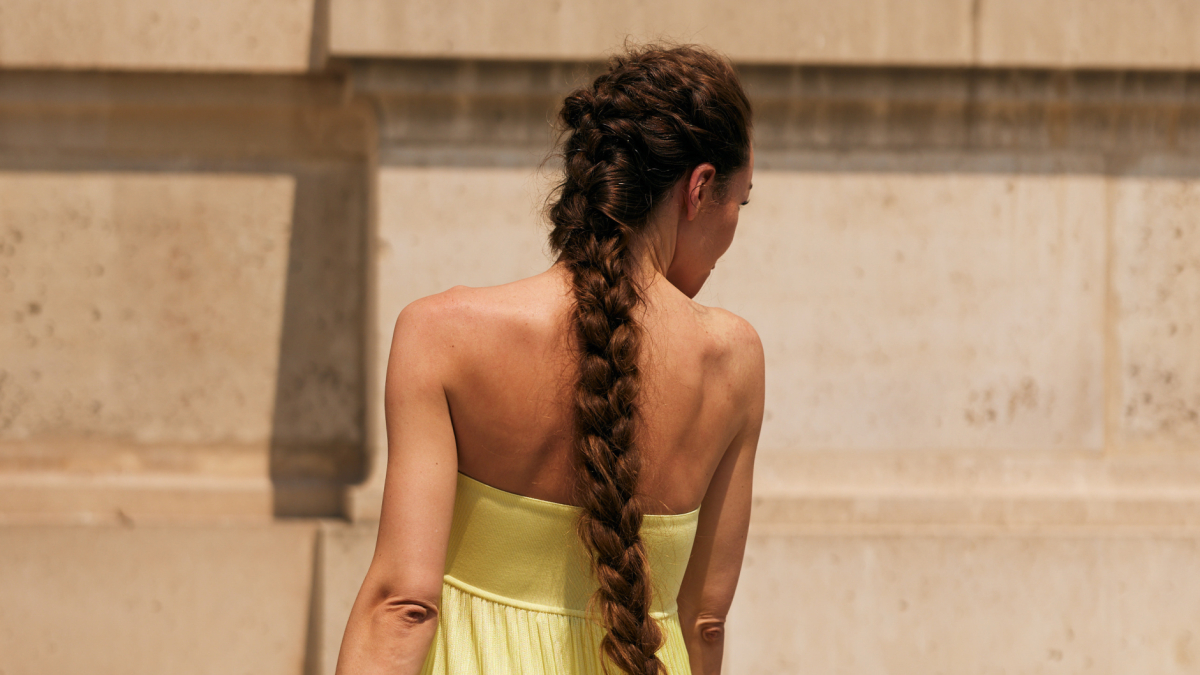 
        Cortefiel rebaja a mitad de precio su vestido de invitada minimalista más elegante para el verano
    
