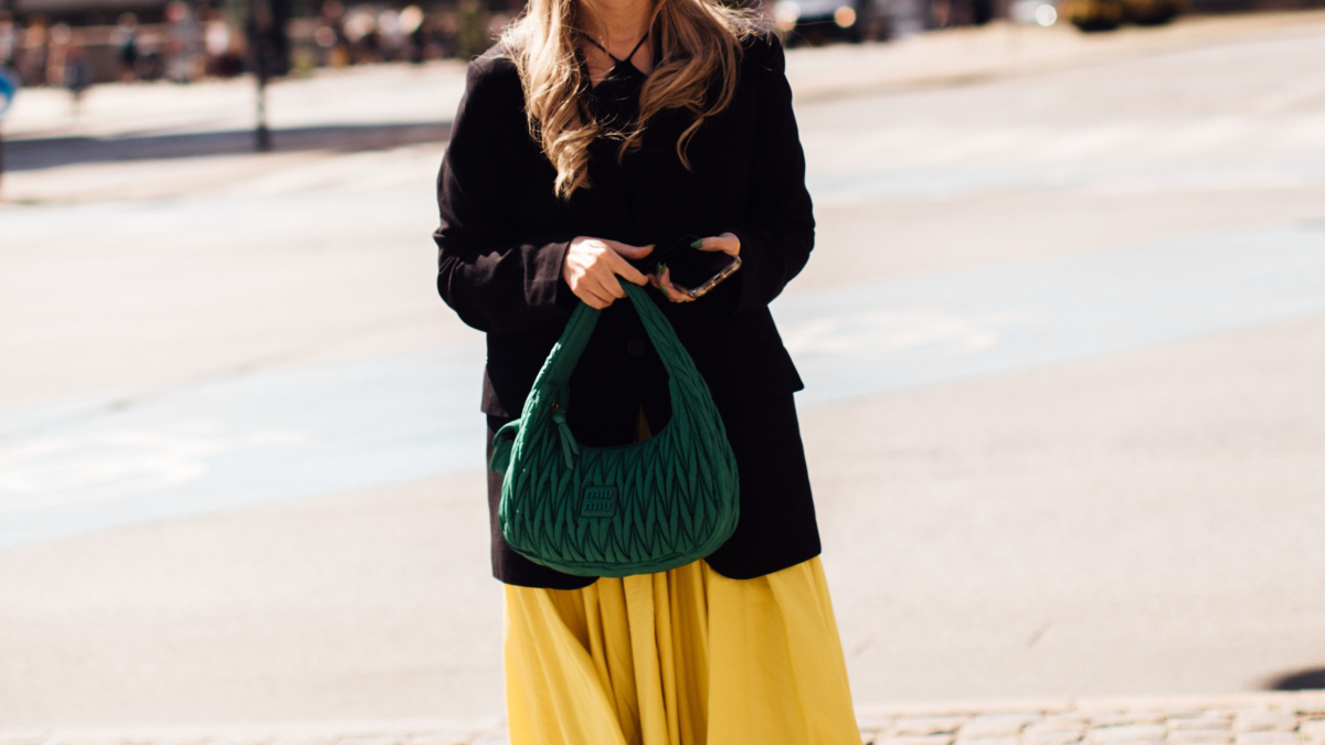 
        La falda en mezcla de lino de H&M con la que las mujeres +50 más elegantes darán color a sus looks
    