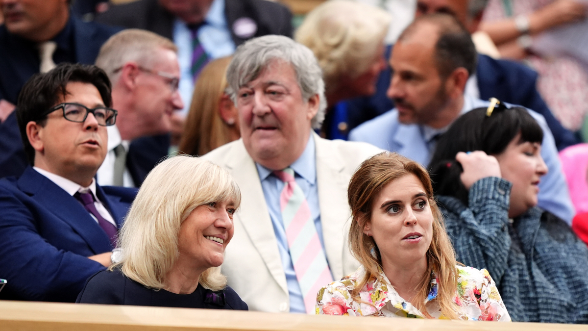 
        Quién es la mujer rubia que aparece junto a la reina Camila o la princesa Beatrice en Wimbledon
    