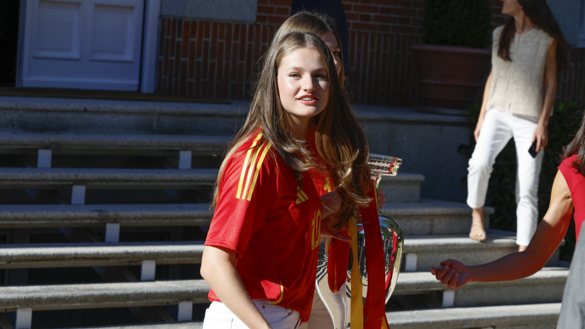 
        La princesa Leonor estrena zapatillas de España en la celebración de la Eurocopa
    