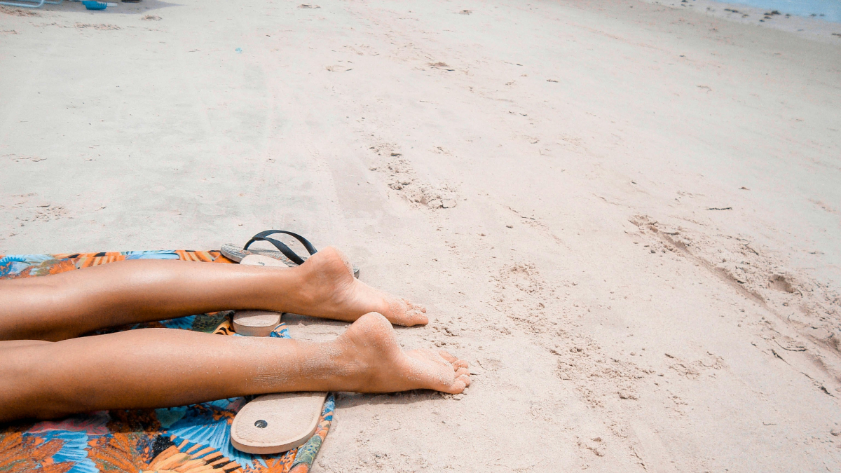 
        Todos los beneficios de caminar descalza por la playa: así puede ayudarnos a tener unos pies bonitos
    