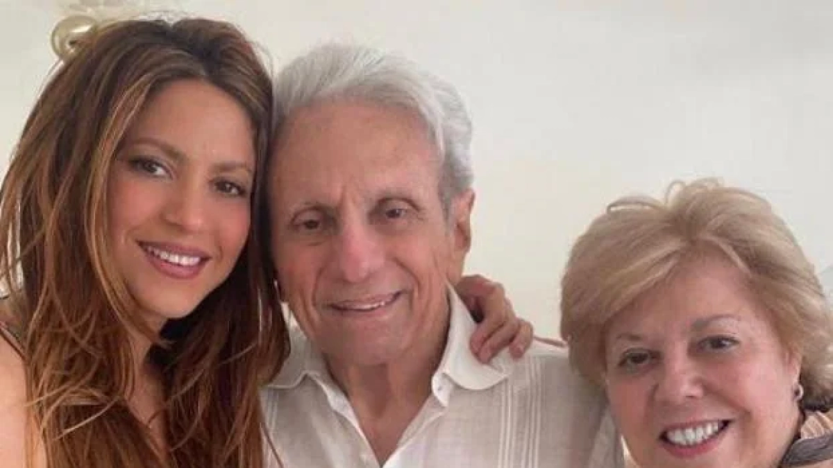 
        Mientras Shakira actuaba en la Copa América su padre estaba en el hospital
    