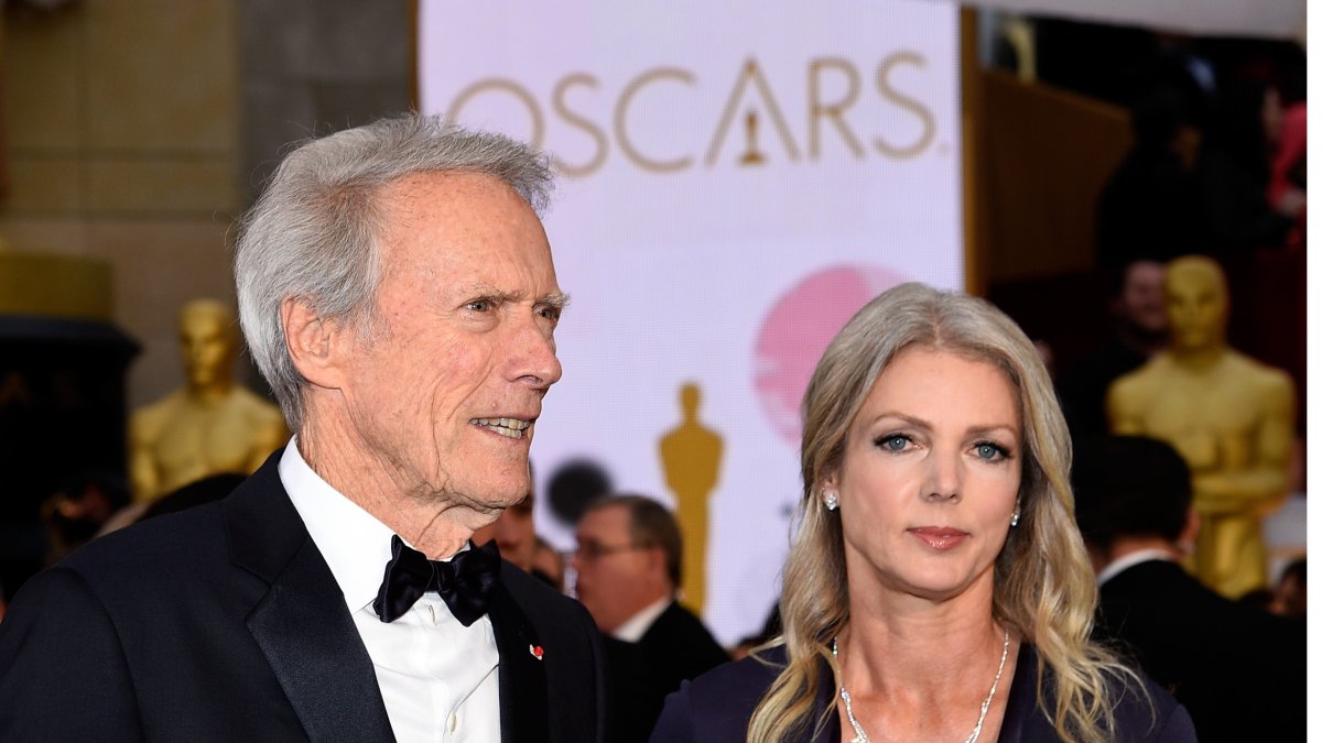 
                Clint Eastwood, destrozado, llora la muerte de su novia Christina Sandera, a los 61 años
            