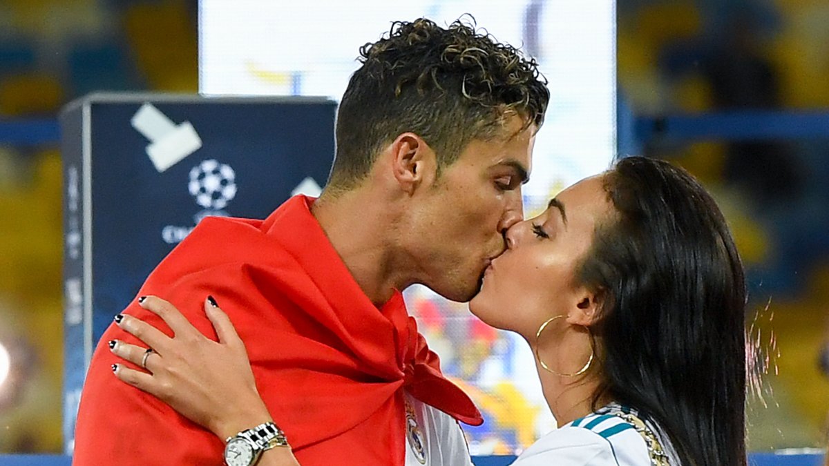 
                El contrato de Cristiano Ronaldo y Georgina Rodríguez: ella se quedaría con la casa y una pensión vitalicia
            