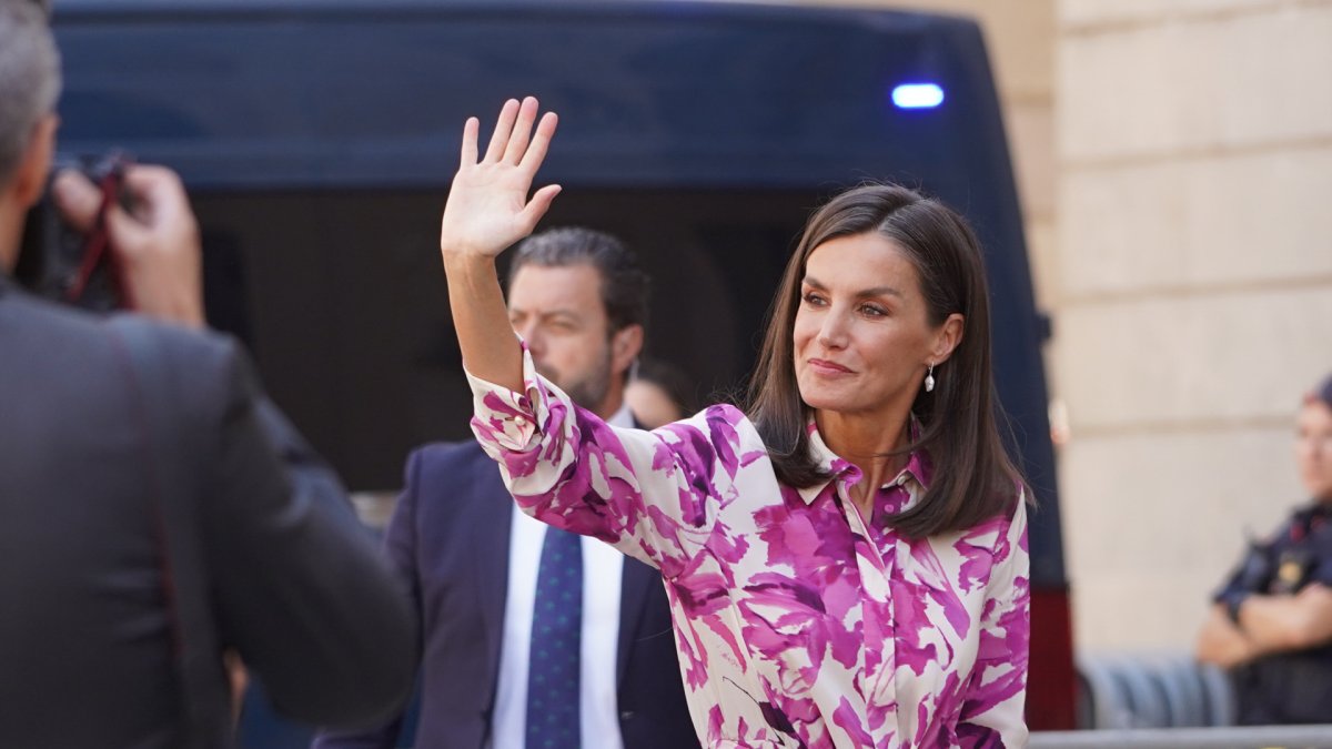 
                La reina Letizia pisa Barcelona con un vestido camisero de flores y unos pendientes de Tous
            