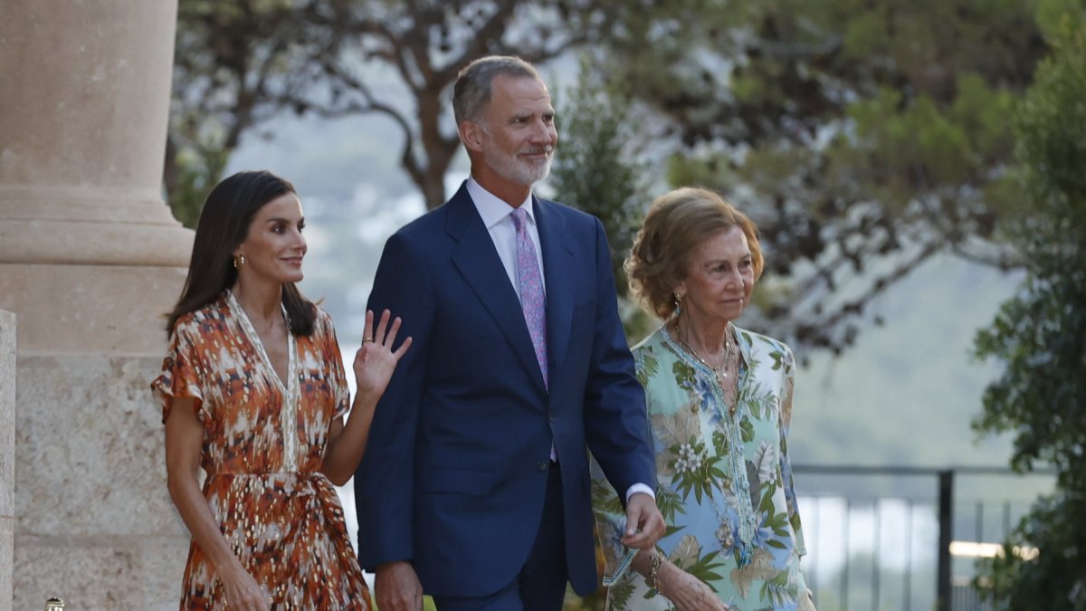 
                La reina Letizia posa en Marivent con un nuevo vestido midi que está mega rebajado
            