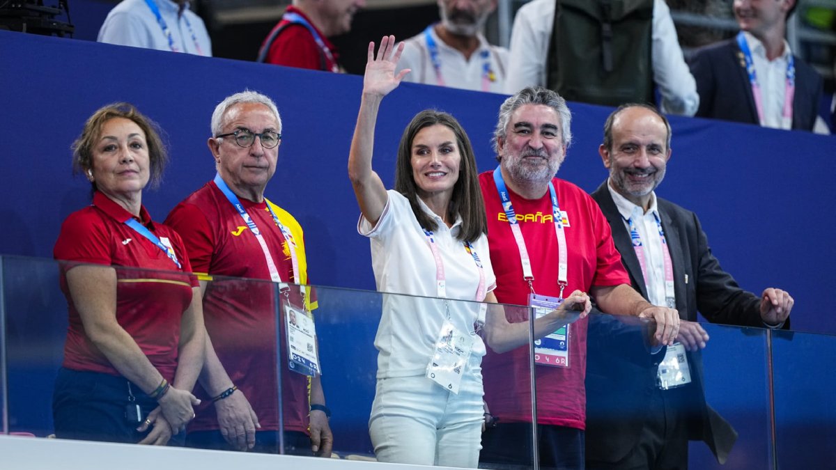 
                La reina Letizia regresa a los Juegos Olímpicos con una de sus prendas fetiche: los pantalones blancos
            