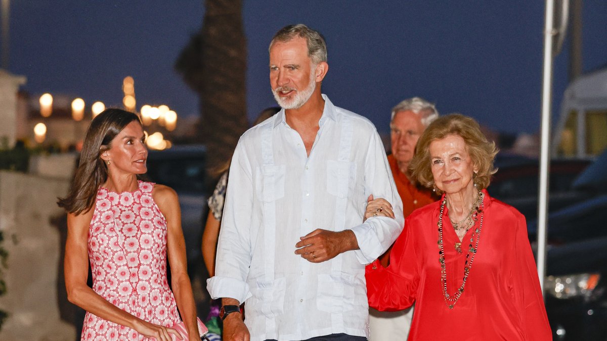 
                La reina Letizia repite con las sandalias planas made in Spain más versátiles en Mallorca
            