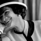 Conoce las mejores citas de Coco Chanel, una mujer que revolucionó la moda con su particular manera de pensar. Estas citas son la mejor prueba de ello.