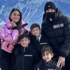 La familia Messi al completo está de vacaciones en la nieve y Antonela no puede lucir más estilosa con el plumífero metalizado rosa que también se puede usar durante el día a día.