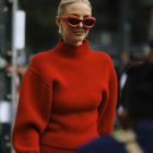 Look con jersey rojo street style milan