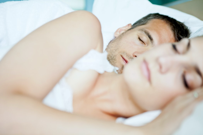 Tipo de pareja según posición al dormir: las claves