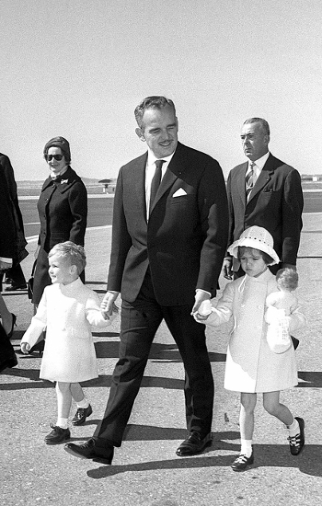Rainiero con sus hijos Carolina y Alberto  en 1968 / Fuente: Gtresonline