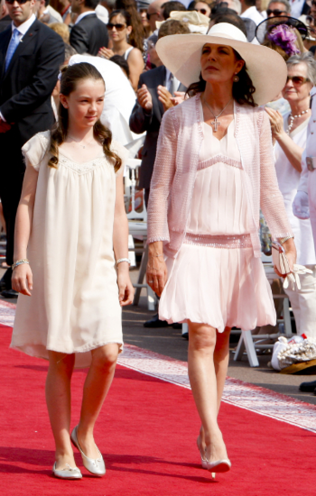 Con su hija Alejandra durante la boda del Príncipe Alberto / Fuente: Gtresonline