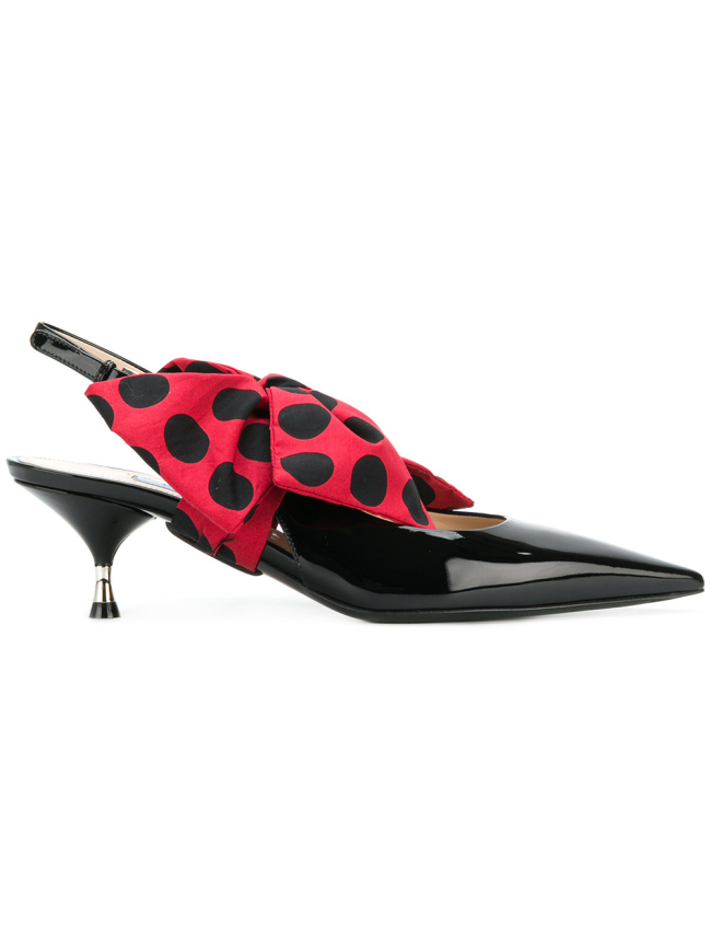 'Kitten heels' con lazada de topos, de Prada.