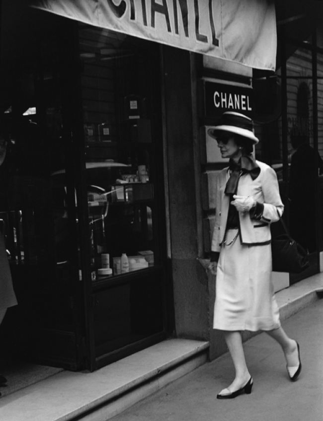 Coco Chanel en su boutique. Cortesía de Chanel.