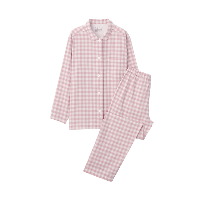 Pijama de doble gasa sin costuras laterales con cuadros rosas, de MUJI. PVP: 44,95 €