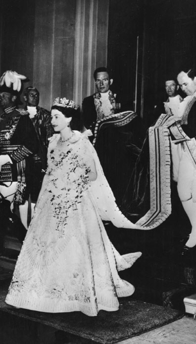 Desde su vestido de novia hasta sus looks de fiesta: Los trajes más  icónicos de Isabel II