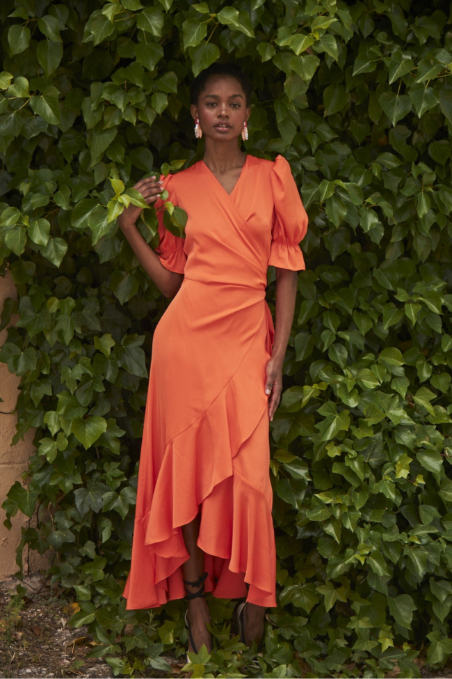 15 vestidos para bodas en color naranja que monopolizan miradas