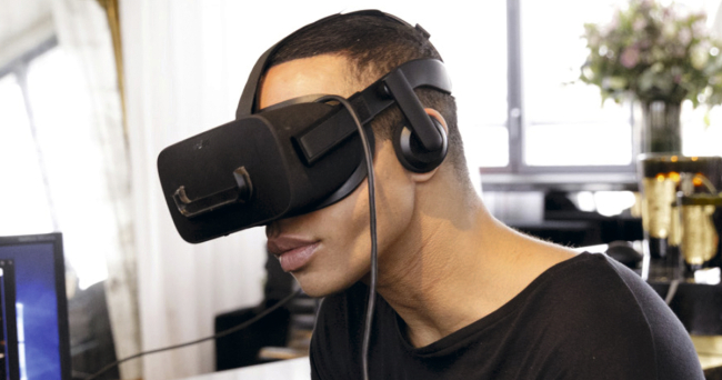Olivier Rousteign, director creativo de Balmain, con las gafas de realidad virtual que se utilizan en su nueva tienda.