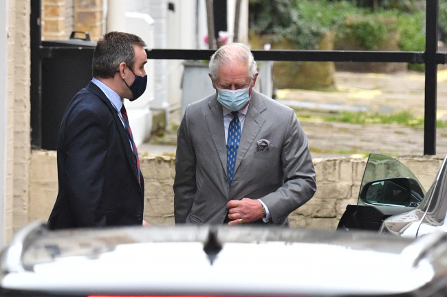 Carlos de Inglaterra sale del hospital tras visitar a su padre / Gtresonline