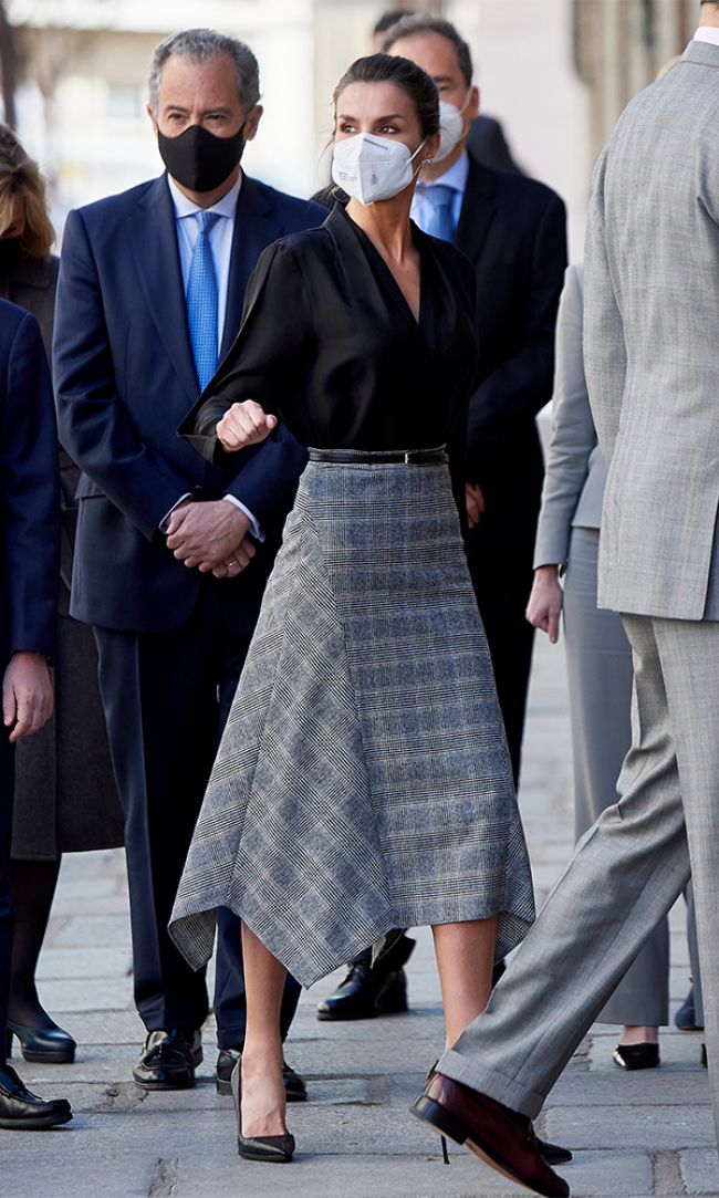 La reina Letizia tiene la falda larga plisada dorada perfecta de