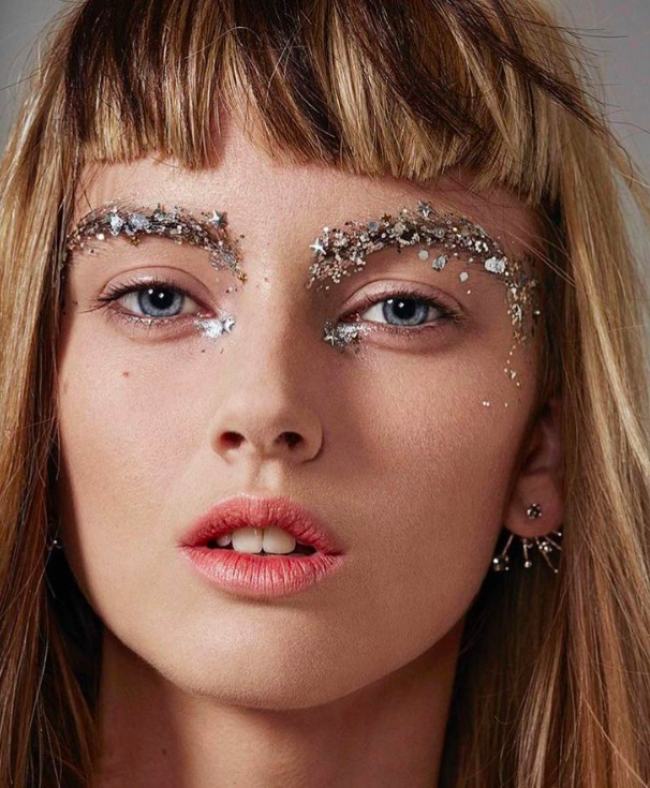 Cejas glitter, así es la última tendencia beauty que arrasa en redes