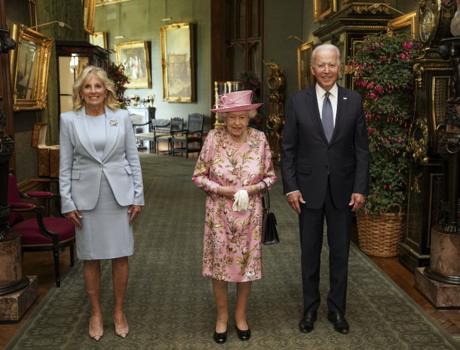 El look de flores de Isabel II en su recepción a Joe y Jill Biden ha llamado mucho la atención / Gtresonline.