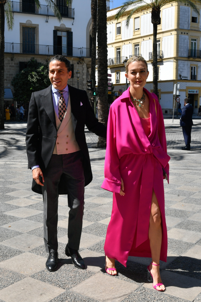 Marta, con vestido oversize en fucsia, y Carlos Torretta / Gtresonline.