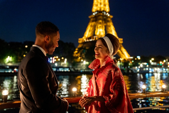 Emily y su desconocido acompañante en París / Cortesía de Netflix.
