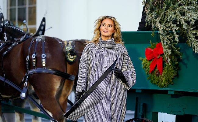 La primera dama de Estados Unidos, Melania Trump, durante la bienvenida a la llegada del árbol de Navidad de la Casa Blanca vestida de Balenciaga| Fuente: Gtres
