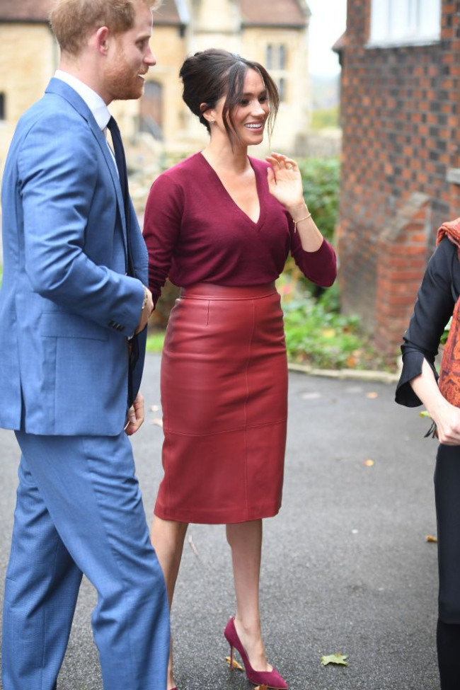 La duquesa de Sussex viste una falda de cuero rojo de Boss by Hugo Boss | Fuente: Getty Images