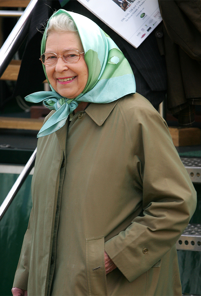 En Balmoral, Isabel II siempre confía en su uniforme de Barbour | Fuente: Getty Images