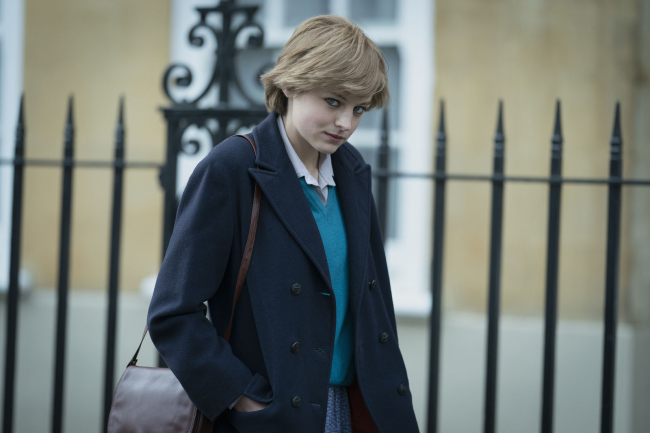 Emma Corrin se mete en el papel de la princesa de Gales | Cortesía de Netflix