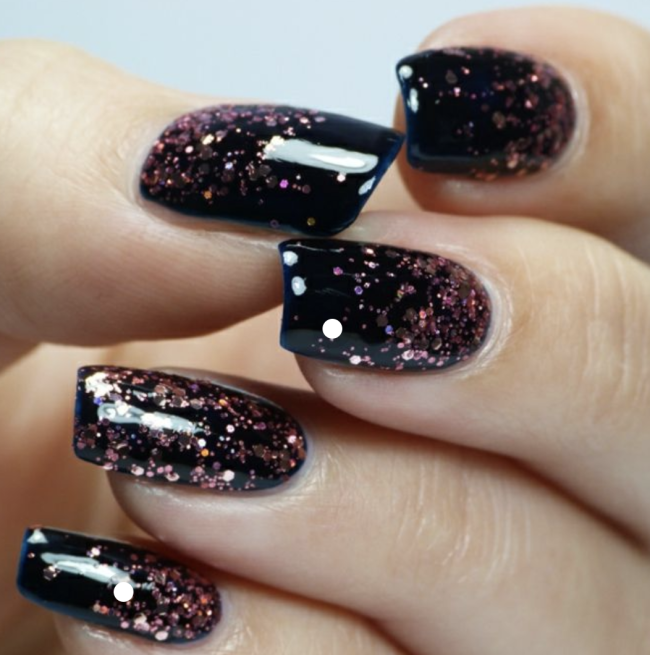 Las uñas glitter aportan un punto de sofisticación (PINTAREST).