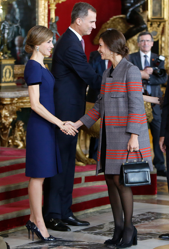 La reina Letizia saluda a su estilista Eva Fernández el Día de la Hispanidad, en 2015 | Fuente: Gtres