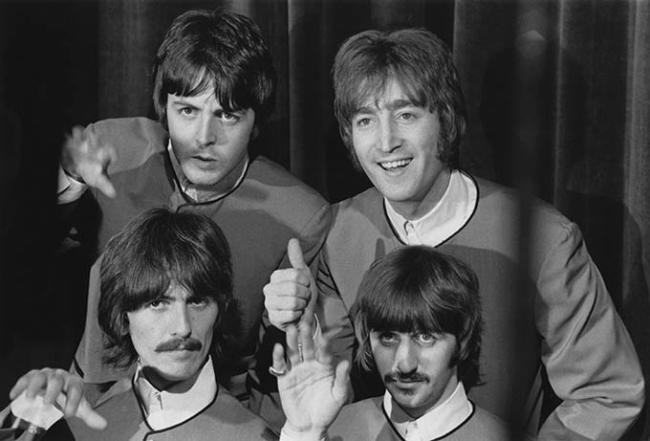 Los Beatles con sus chaquetas sin cuello en 1967 / Getty Images.