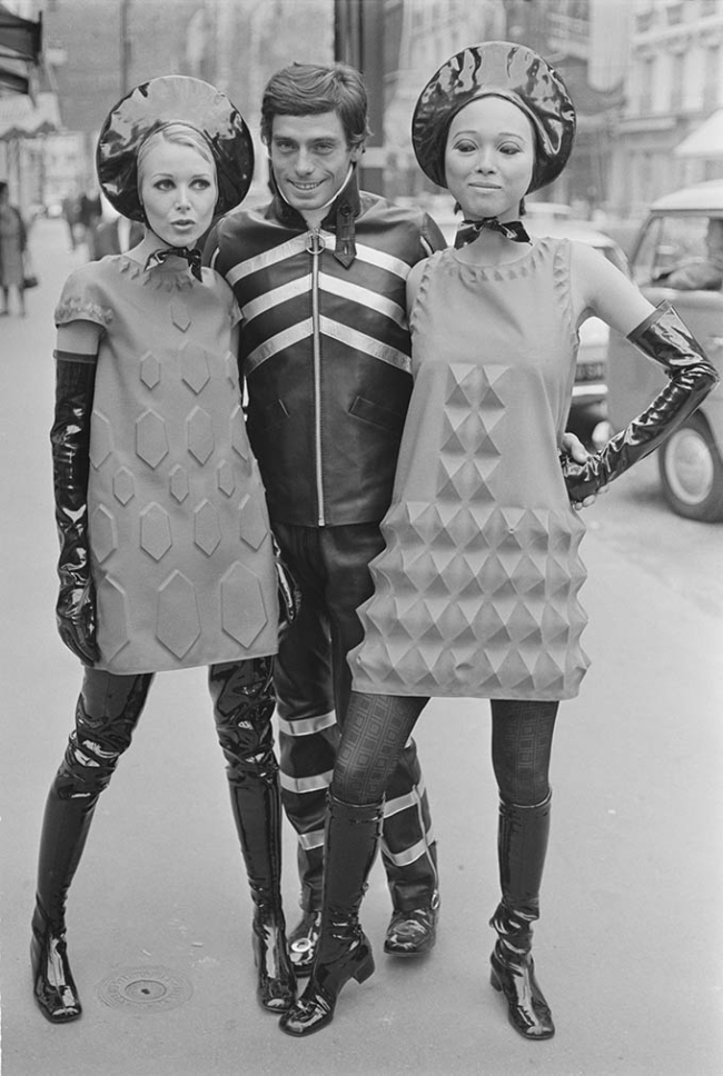 Modelos femeninas con vestidos tridimensionales confeccionados con tejido 'Cardine' (1968) / Getty Images.