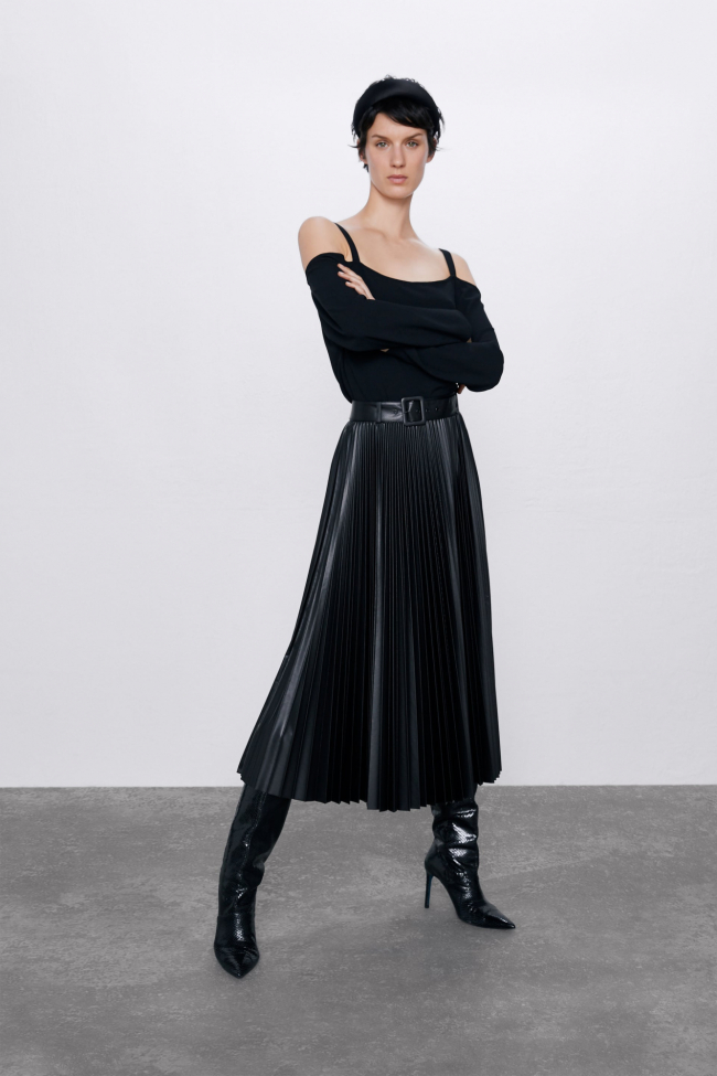 Falda midi plisada de Zara (39,95 euros).