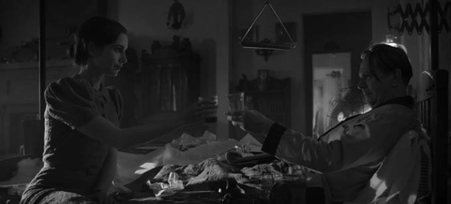 Lily Collins y Gary Oldman en 'Mank' / Cortesía de Netflix.