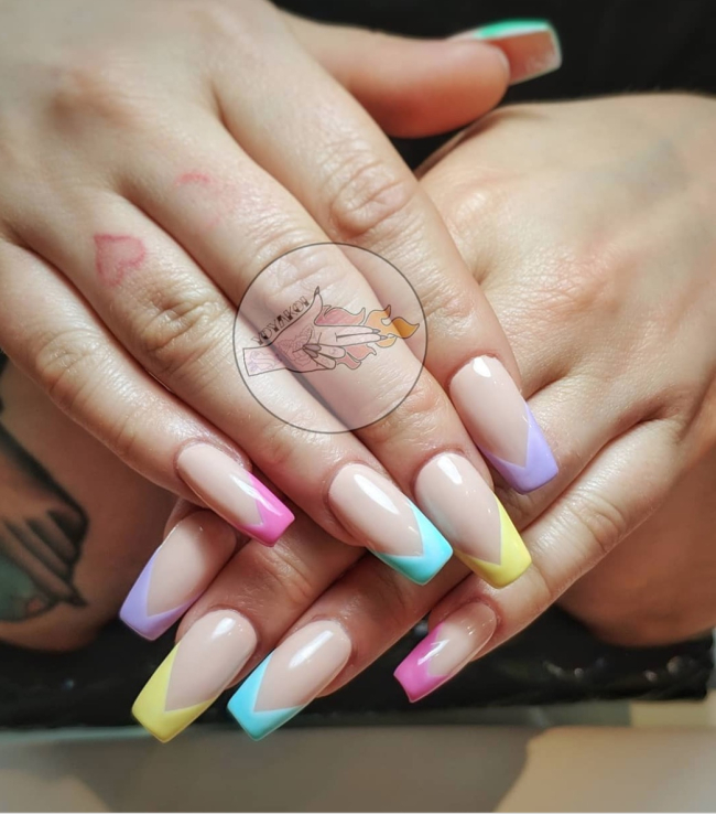 Manicura en colores pastel (@yoyakoi.nails).