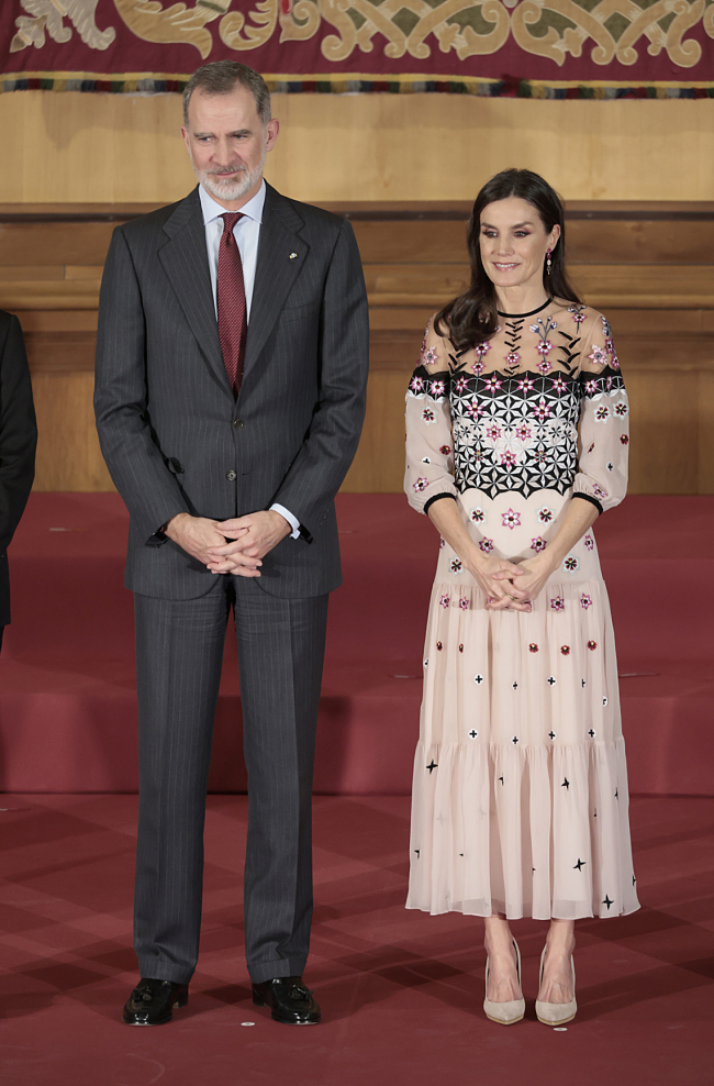 Este traje de flores muy rejuvenecedor confirma que en Mango