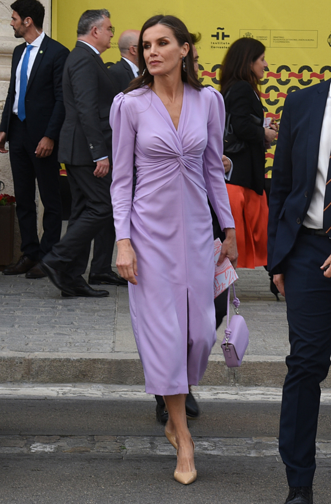 El vestido de invitada más elegante de temporada es de color malva, palabra de la reina Letizia