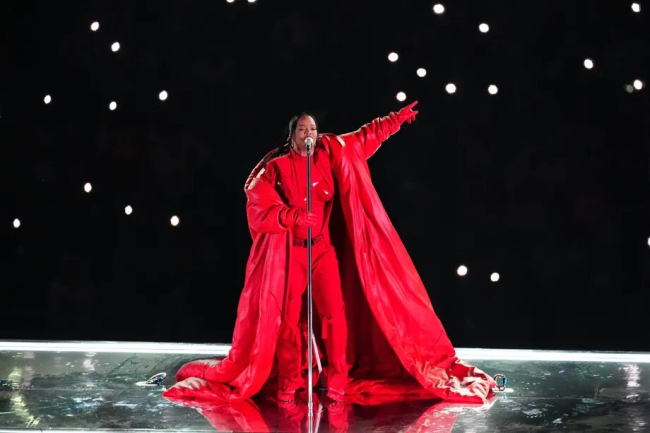 Rihanna luce un mono en el primer desfile de Pharrell en Louis Vuitton