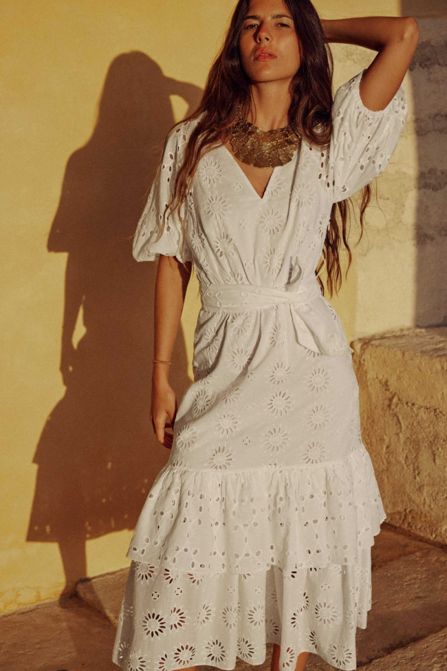 12 vestidos blancos de las rebajas de Zara y Mango para triunfar con un  look ibicenco por menos de 40 euros