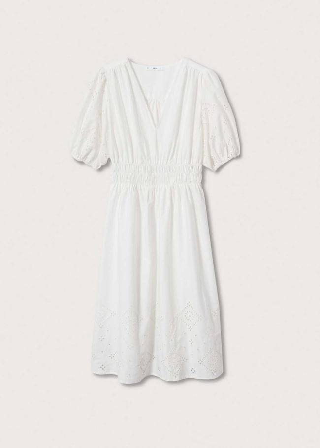 12 vestidos blancos de las rebajas de Zara y Mango para triunfar con un  look ibicenco por menos de 40 euros