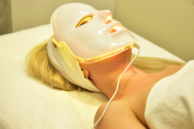 Las 5 máscaras faciales LED más vendidas para tratar el acné, las arrugas y  tener una piel radiante